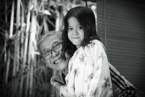 Foto Diri Adhi Moersid dan Cucunya