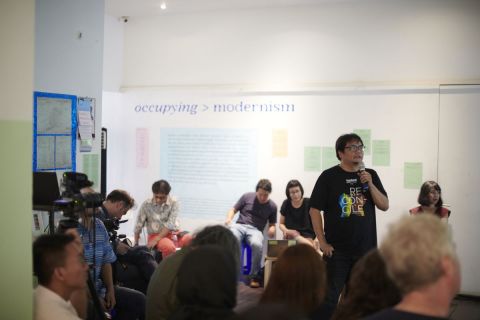Hikmat Darmawan dalam sesi Bincang-bincang: Disclosing Our Modern Spaces 