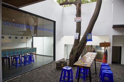 Intervensi Ruang Kafe Kopimanyar dalam Pameran occupying>modernism