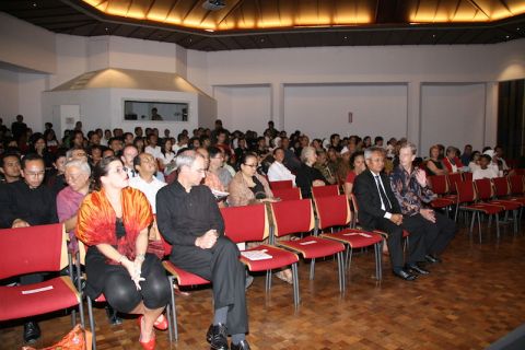 Diskusi Tegang Bentang di Auditorium Erasmus Huis