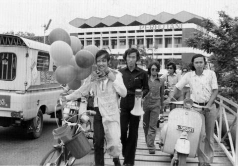 Arak-Arakan Wisuda ITS di Depan Gedung Direksi Perhutani Divisi Regional Jawa Timur